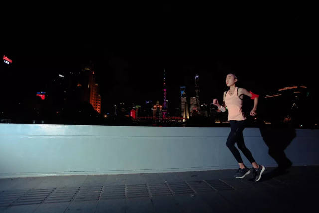 嘴上说着羡慕张钧宁的气质,身体只会北京瘫、