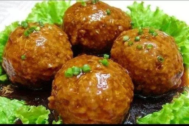 【红烧狮子头】  做法:  新鲜肉糜,选用3分肥7分瘦的猪肉,可以让