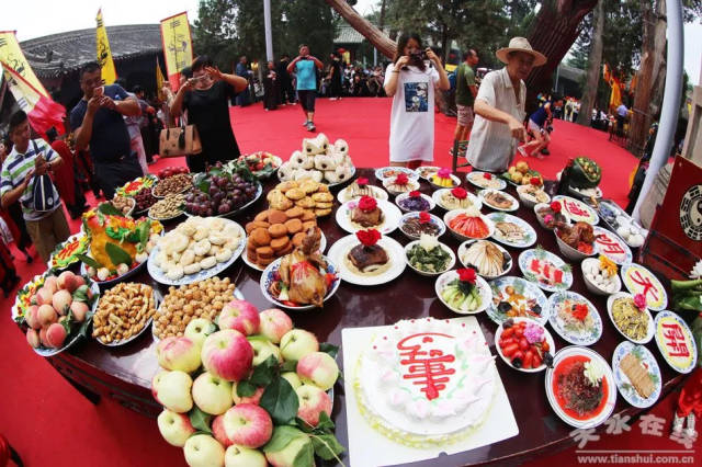 主祭人:杨廷杰  主持人:胡元君 二,迎献饭 (资料图片:献饭) 戊戌年