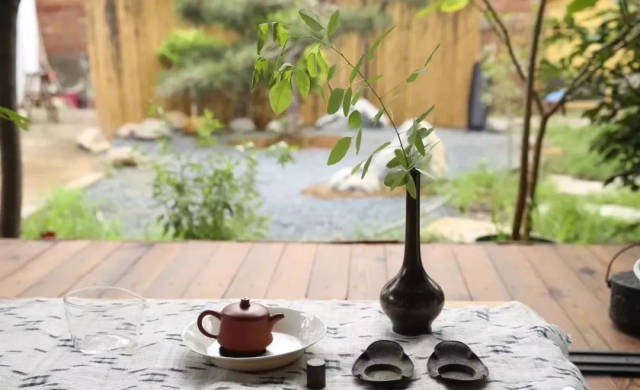 门口设置了茶席,可盘腿而坐欣赏院落美景,或饮茶听雨.