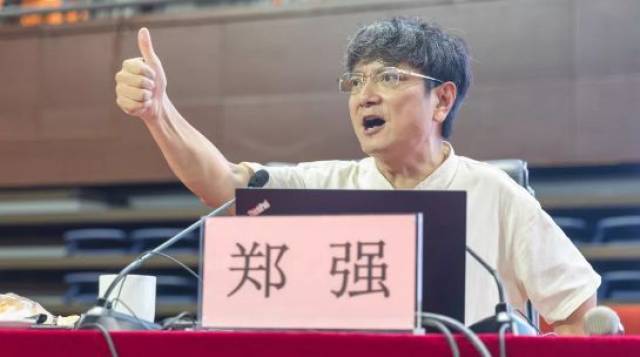 浙江大学党委副书记郑强教授为2018级本科新