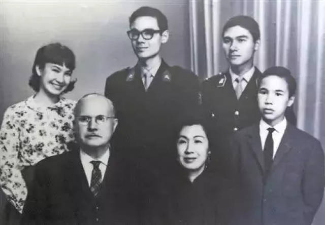 美貌与才情俱佳的水世芳让高罗佩一见倾心,1943年高罗佩与水世芳结婚