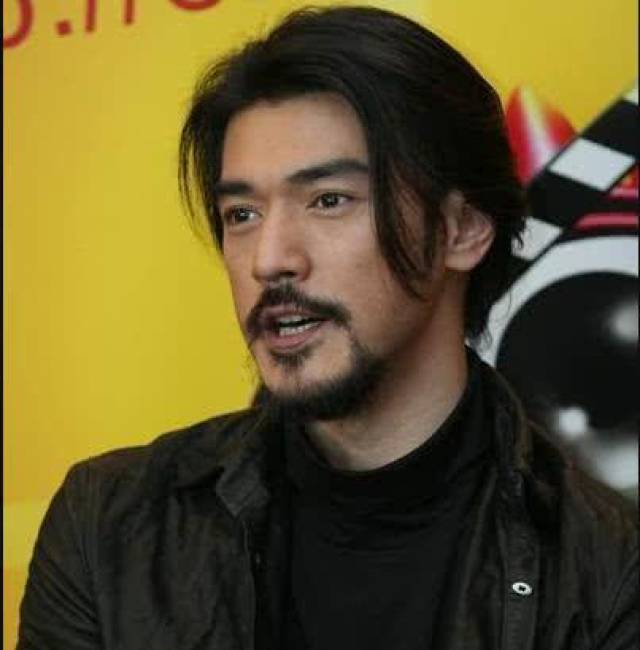 男星留胡子,胡歌最帅气,邓超最搞笑,而他比古天乐还"辣眼睛"