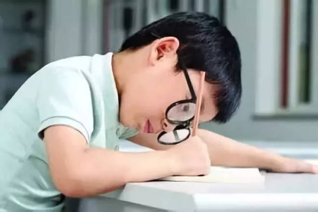 以广州为例,广州市中小学生视力不良的行为发生率比较高,主要包括用眼