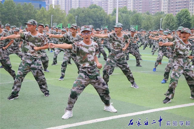 龙腾虎跃秋风劲,又是沙场点兵时——我校举行2018级新生军训汇报表演