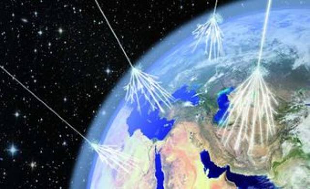 宇宙射线与地球大气原子核碰撞示意(图片来源:asimmetrie/infn)