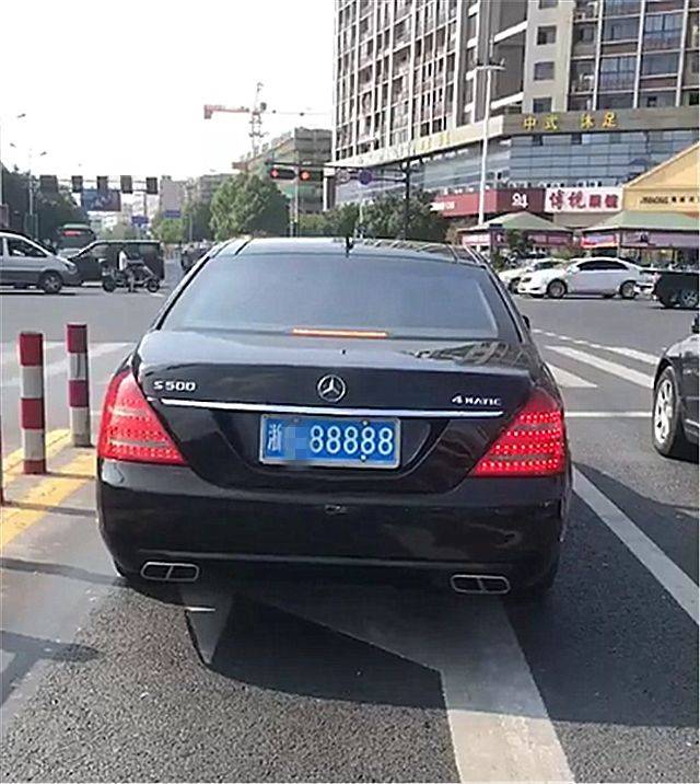 浙江偶遇一辆200万奔驰s500,车牌价值250万,数字还是国人最爱!