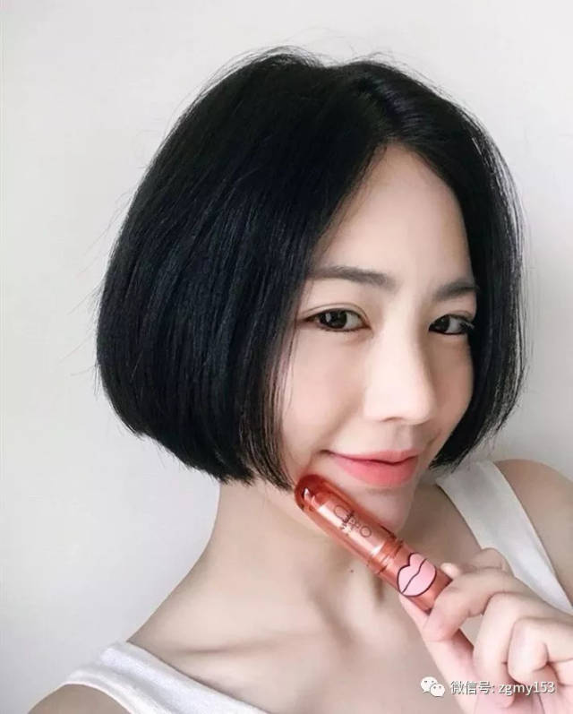 也是很不错的选择 轻盈的发丝凸显精致小脸 这样的齐耳短发既减龄又