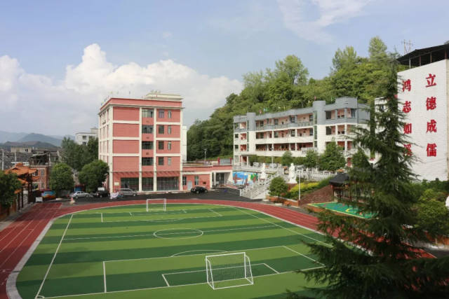 诵读百家经典 义教均衡发展 坐落在蒲场镇后街的儒溪小学依山而建