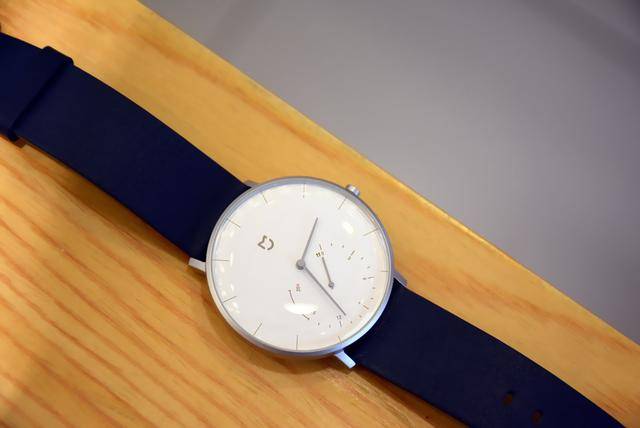 米家石英手表:传统手表外观,但却可以像手环一