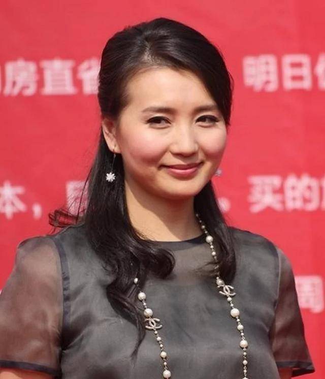 自从生完孩子以后,陈好身体严重发福,脸也比从前大了两倍
