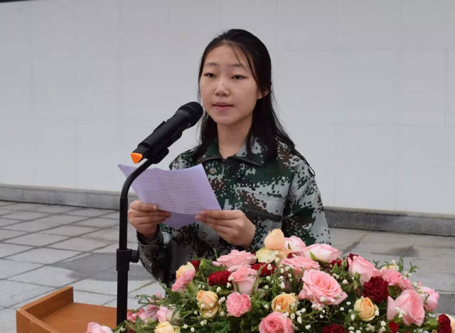 解放军95183部队团政治工作处副主任周梦杰也对同学们提出殷切希望