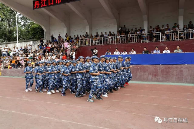 丹江口市一中2018级新生国防教育军事集中训练营闭营视频图片分享