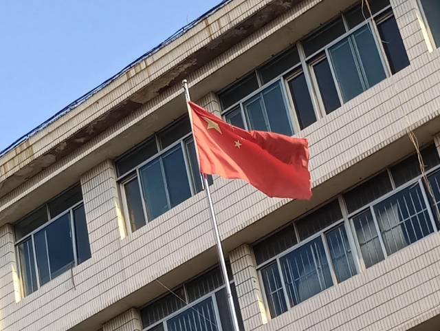山东滨州:多单位悬挂国旗破损褪色 市民呼吁普及学习国旗法