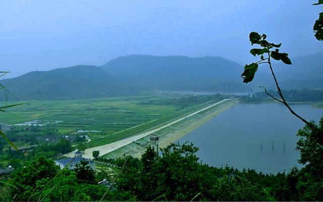 梦山水库景区幽静娴雅,水面碧波粼粼,白鹭盘旋,青山绿水,风景秀丽.