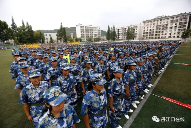 丹江口市一中2018级新生国防教育军事集中训练营闭营视频图片分享