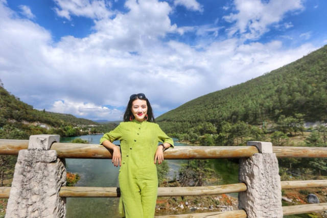 刷新人生新高度,解锁丽江艳遇新姿势,网友:这样的美女给我来一打