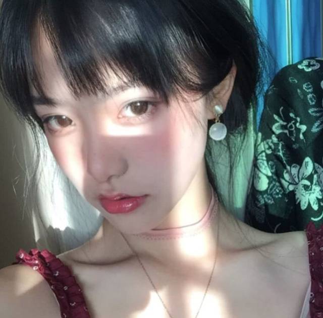 因一张罚站照在知乎爆火的高中生网红也太好看了吧!