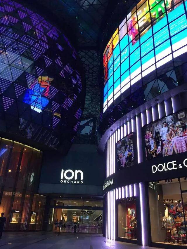 乌节路新加坡著名的旅游购物街,时尚潮流的集结地