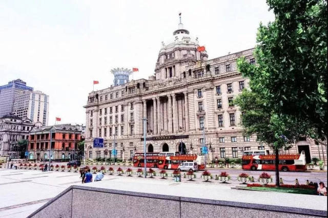 有人将镜头对准浦发银行总行所在地—— 外滩12号大楼, 历史变迁中