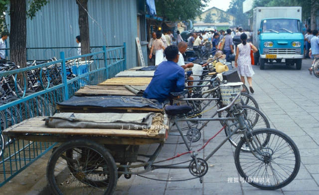 货运三轮车几乎就是当年的"小面包车"一样的城市交通多面手,运人运货