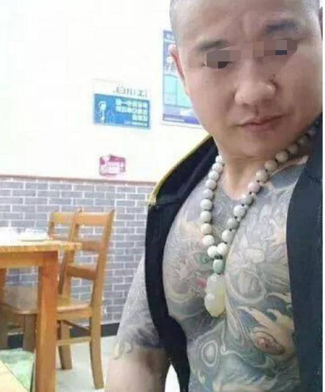 一位普通网友看宝马纹身男被反杀事件:这是为民除害!