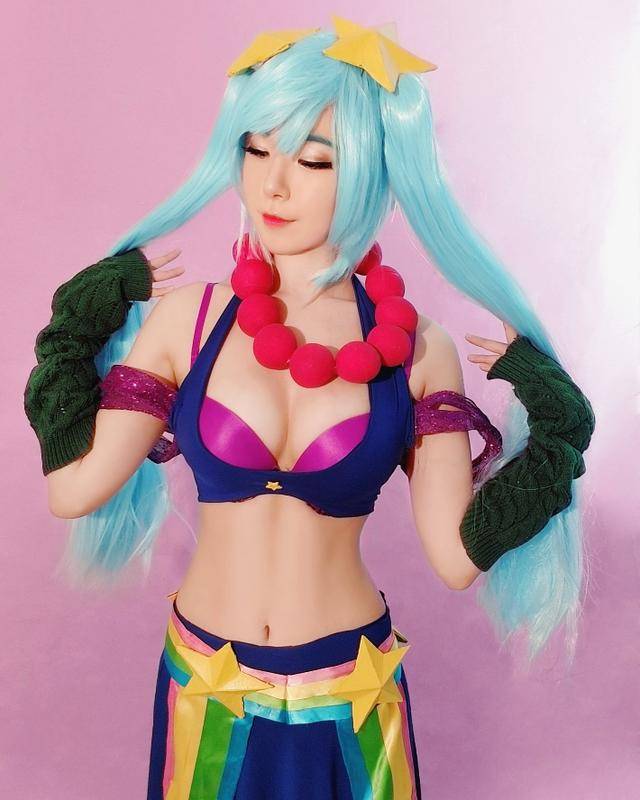 c9女装大佬sneaky大战tsm前出新作 这次的亮点却是他的coser