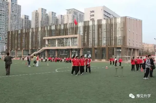 图书馆 体育馆 学校地址 河南省郑州市二七区桃源路43号 2011年秋季