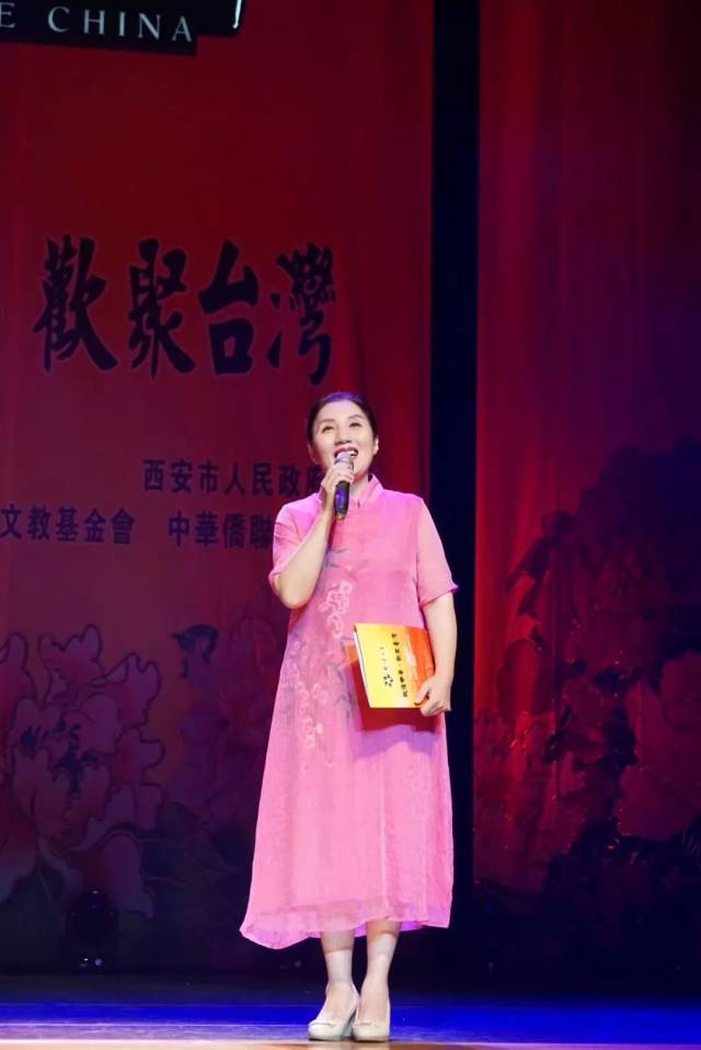 诗人阿紫: 走进台湾“亲情中华”巡演 诵读诗歌弘扬中华文化(视
