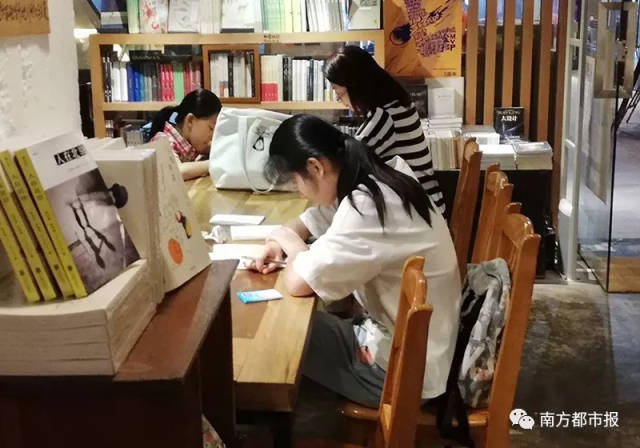 想做其他的事情,"一位初中生告诉记者,"在外面写作业效率高一些,和