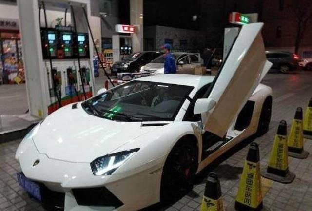 去郊游时, 邂逅一辆800万兰博基尼在加油, 看到金额后