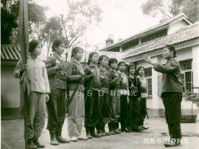 老照片,70年代的女民兵,飒爽英姿忆当年