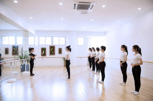 凤皇一族形体礼仪 | 国庆形体礼仪特训班火热招生中.