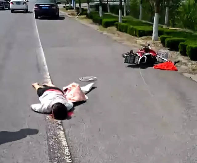 滨州一女子遭遇交通事故.