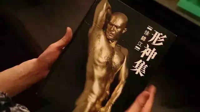 他,演得了三级,画得了国画,雕得了塑像,如今又开画展