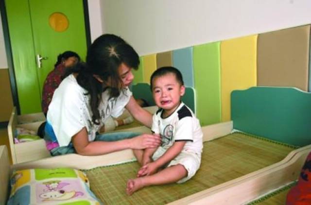 男孩上幼儿园嗑掉牙,家长打老师耳光,孩子一句