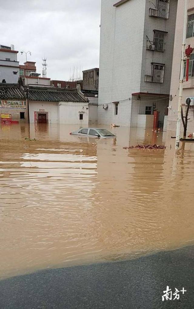 聚焦|暴雨来袭!揭西灰寨镇低洼地带水深没过二楼楼板