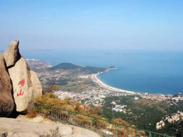 海底美玉绿如墨,白帆点点海云间. 黄山村是青岛崂山湾里的