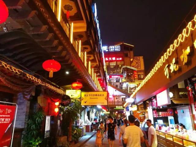 当然是解放碑洪崖洞磁器口热闹的夜市里排起长龙的网红店啊!
