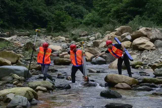 由一个隧道和八座桥梁组成 山里本没有路 测绘队员跋山涉水为施工