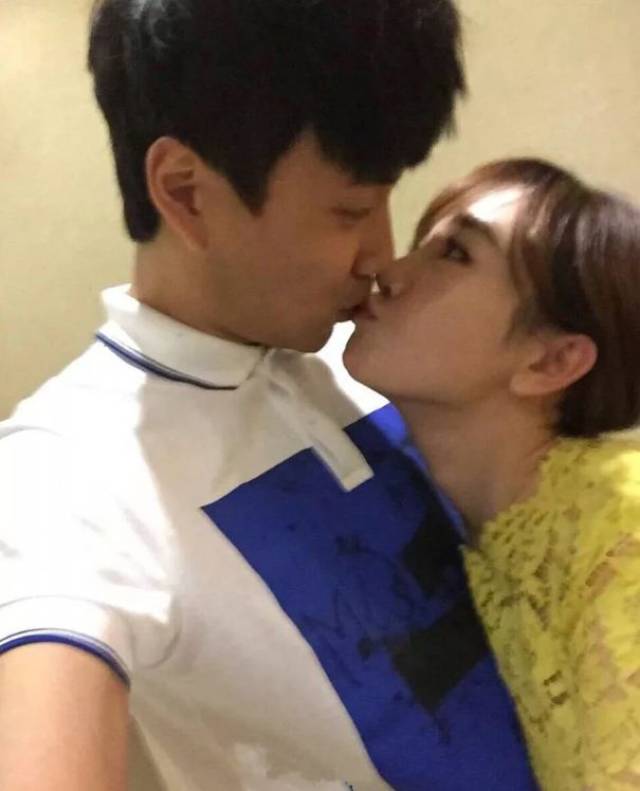 这位微博网友之前也晒出过和张檬一块去英国游玩的照片.