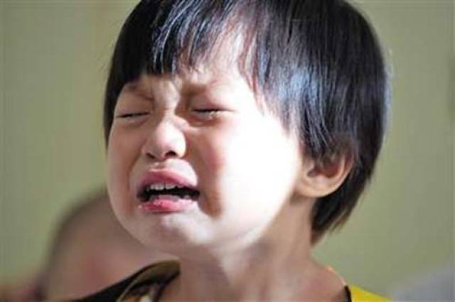 男孩上幼儿园嗑掉牙,家长打老师耳光,孩子一句