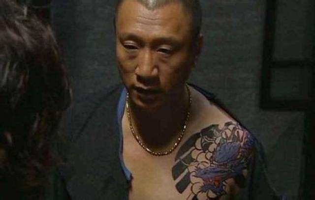 纹身男被反杀事件剖析造成车辆擦碰的七种危险