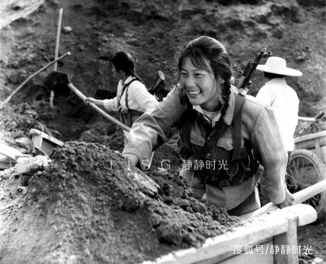 老照片,70年代的女民兵,飒爽英姿忆当年