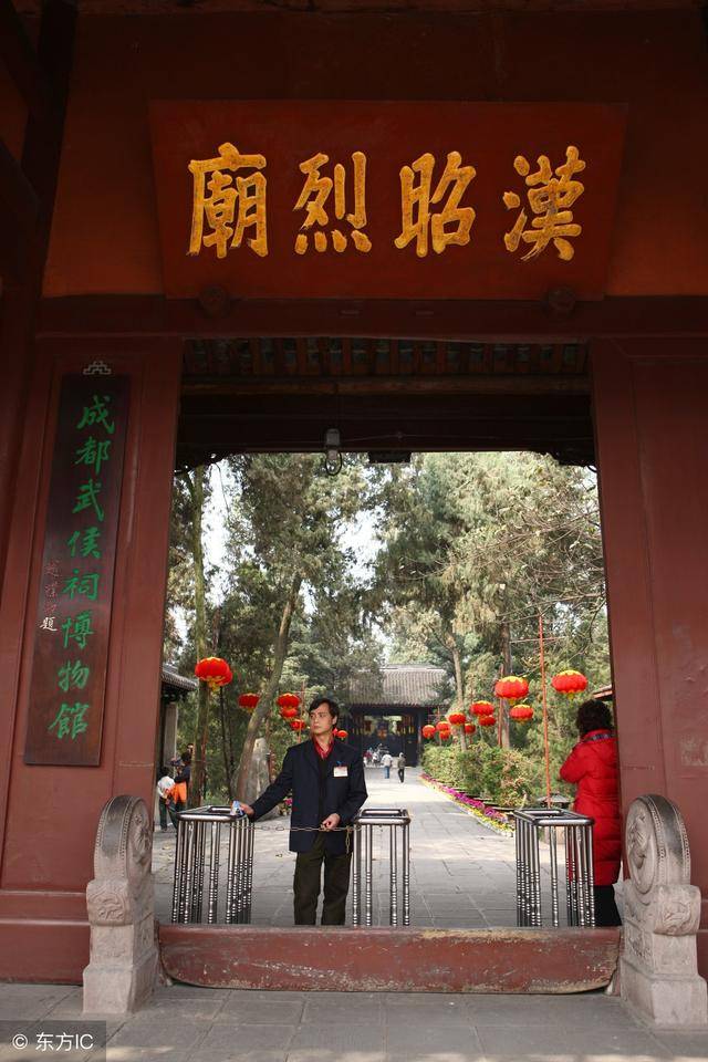 武侯祠分为大门,二门,刘备殿,大过厅,诸葛亮殿,三义庙等.
