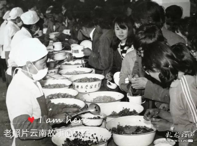 80年末的大学食堂.