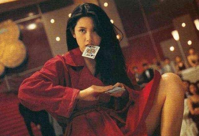 还有常年霸占女神评选前3名的邱淑贞,人美条顺,颜好不说,身材也是一流