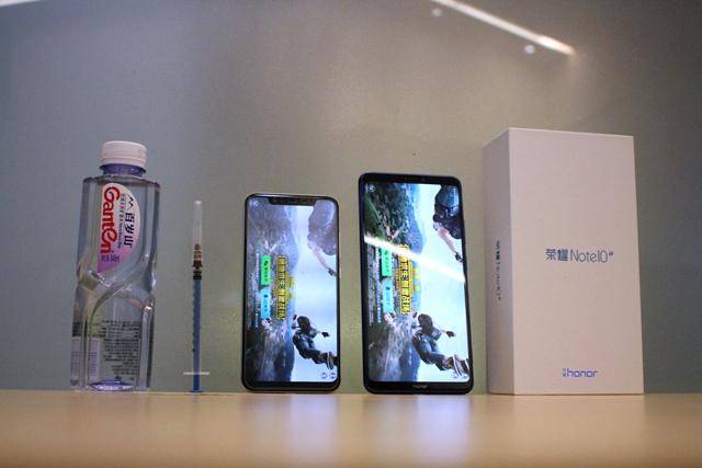 荣耀Note10和小米8散热大PK,猜猜我用注射器