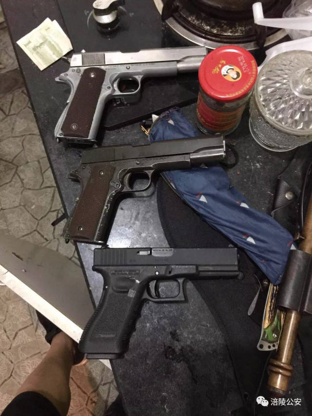 午夜,男子携带两把匕首出门,迎面撞上警察