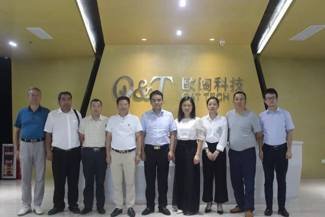早期曾任职万载县委常委,常务副县长,以及宜春经济开发区党工委副